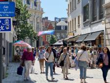 Braderie Publique onder een stralende zon: meteen veel volk en volle parkings