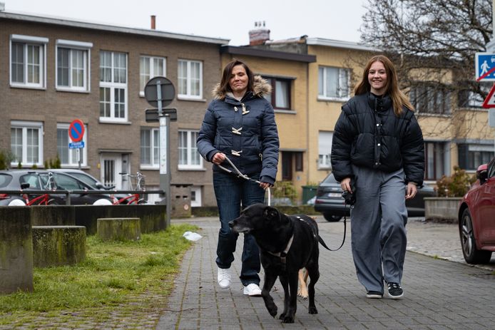 Sofie met haar dochter Laura en honden Muffin en Mio begin december. Een wandeling op 24 december draaide voor Sofie rampzalig uit.