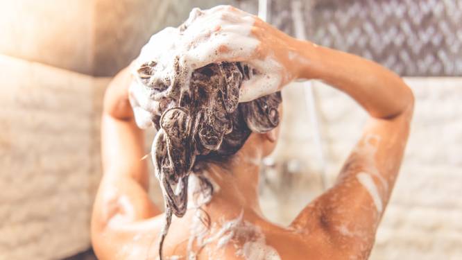 Vrouwen prijzen op sociale media deze simpele truc voor gezonde lokken aan. “Haal geen 20 shampoos in huis”