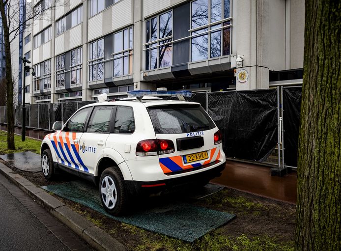 DEN HAAG - Politie rond het pand van de ambassade van Israël aan de Johan de Wittlaan wegens een ernstige dreiging.
