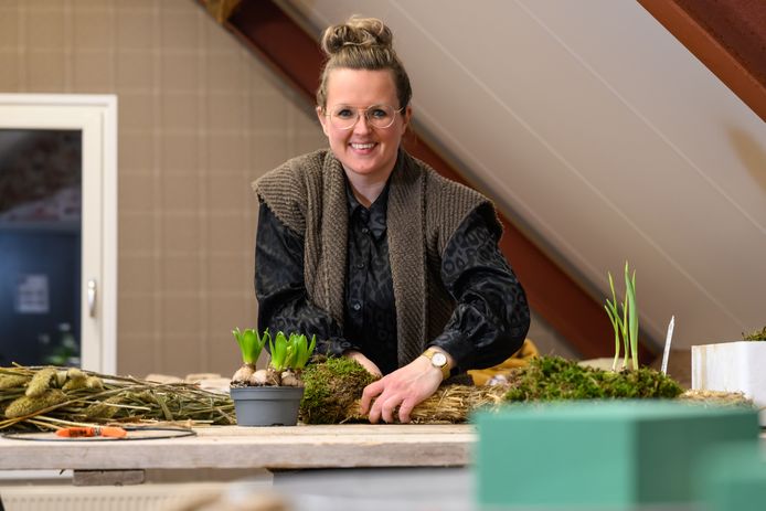 Helen Stamsnijder in haar nieuwe schuur, waar ze diverse soorten workshops geeft.