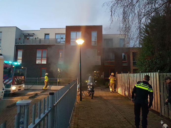 Bij een flatwoning in Winterswijk brak maandagavond brand uit.