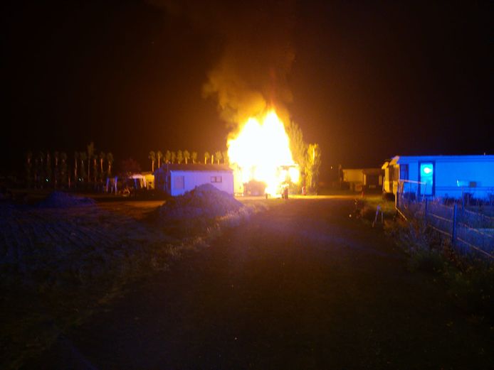 Kano Franje Autorisatie Houten chalet in lichterlaaie op camping Thalassa: politie voorkomt dat  andere chalets in vlammen opgaan | Bredene | hln.be