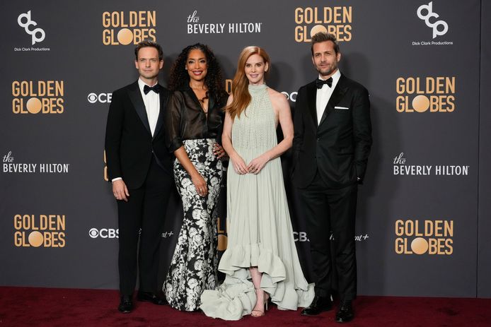 Patrick J. Adams, Gina Torres, Sarah Rafferty en Gabriel Macht uit 'Suits' poseren op de rode loper van de Golden Globes.
