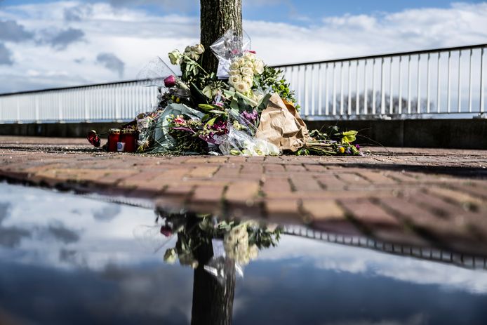 Bloemen op Lentse Warande voor Omar, die vorige week dinsdag op die plek om het leven kwam.