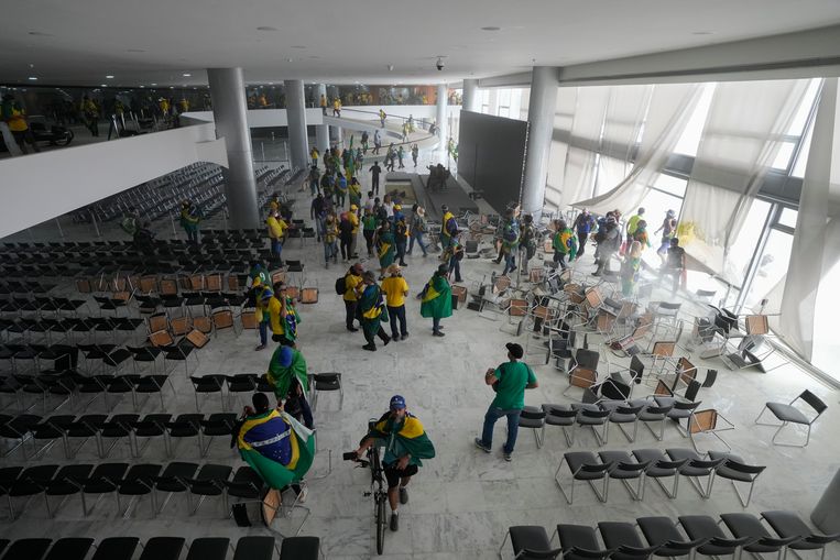 In het presidentieel paleis richten Bolsonaro-supporters vernielingen aan. Beeld AP
