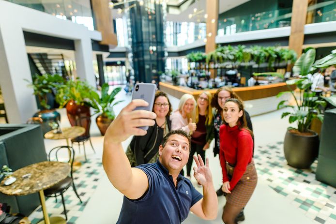 Trucker Chris maakt een selfie met zijn vier dates Sylvana, Angelina, Stacey en Femke. Rechts presentatrice Gwen van Poorten.
