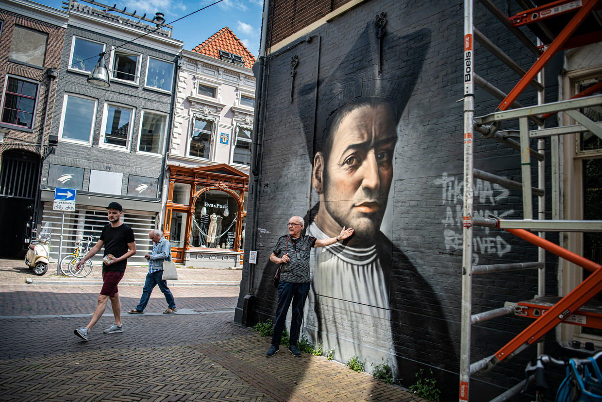 Henk Olde bij een portret van Thomas a Kempis in Zwolle. Beeld Koen Verheijden