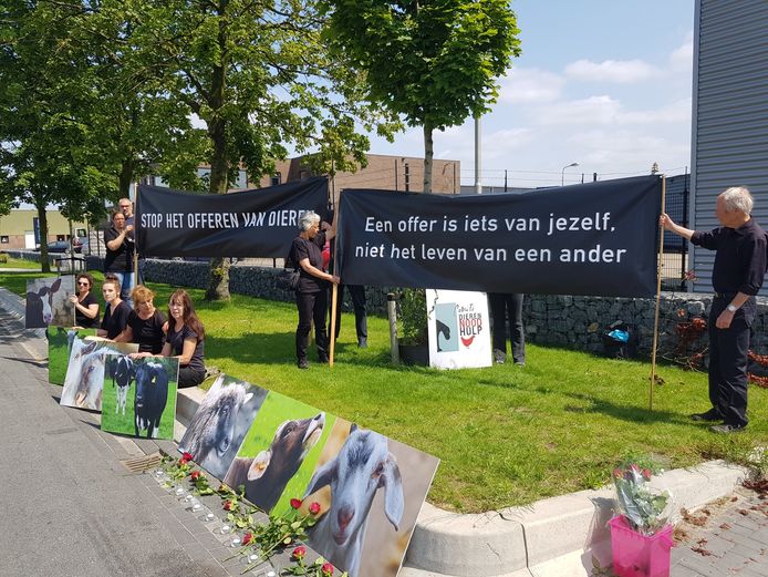 Comité Dierennoodhulp demonstreert tegen het offeren van dieren. ,,Maar wij zijn tegen ieder vorm van slachten'', zegt Sandra van de werd, oprichtster van deze organisatie.