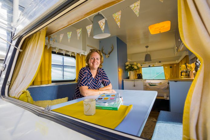 Esther Zumpolle in een van haar opgeknapte caravans.
