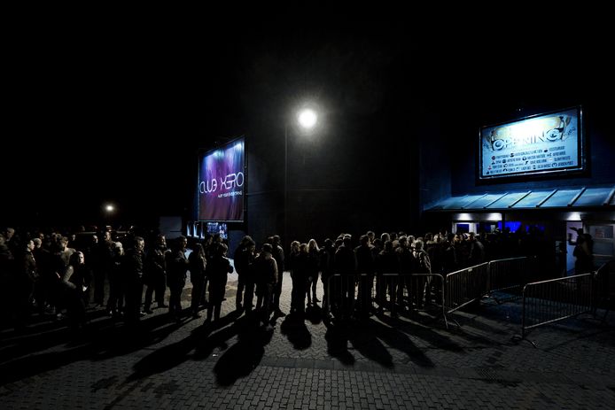 De wachtrij bij de opening van Club Xero in 2015.