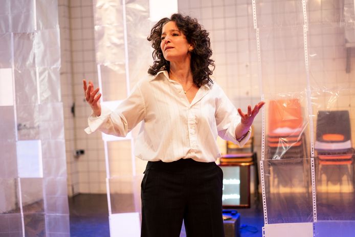 Lot van Lunteren speelt tijdens tijdens Theater na de Dam de voorstelling Terug Weg.