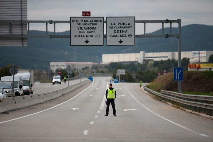 In Spanje is er een volledige lockdown: Spanjaarden mogen zich niet meer verplaatsen behalve voor het werk, of om voeding en medicijnen te kopen.
