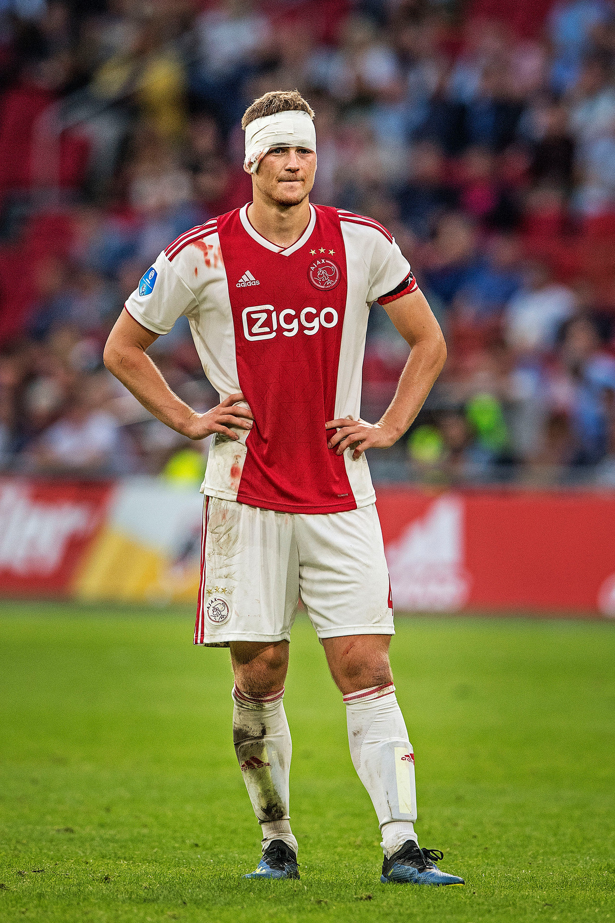 Matthijs de Ligt in blessuretijd, de aanvoerder van Ajax kopte vlak voor tijd de 1-1 binnen tegen Heracles.
 Beeld Guus Dubbelman / de Volkskrant