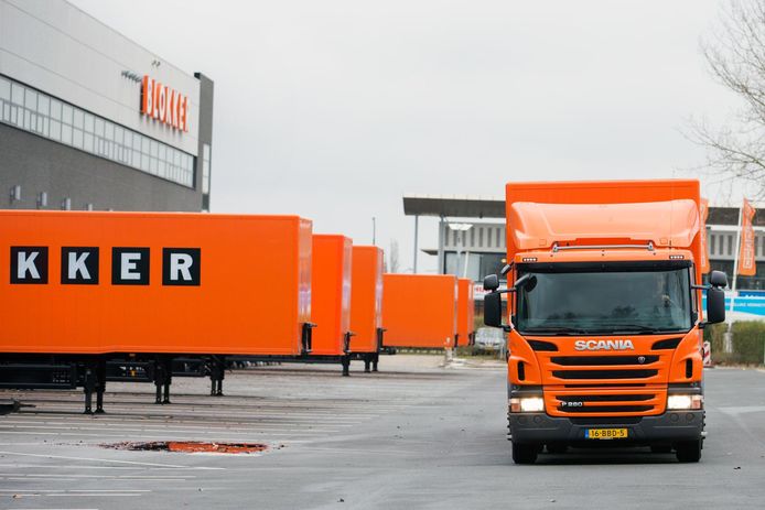 De Blokkervrachtwagens vallen op door hun oranje kleur. Op deze foto zijn ze nog voorzien van het oude logo. Ze worden stapsgewijs vervangen door milieuvriendelijke wagens van transportbedrijf Snel uit Woerden.
