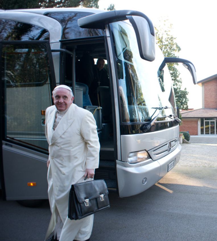 Voor Franciscus geen limousine. Hij reist regelmatig per touringcar, net als bezoekende kardinalen. Beeld afp