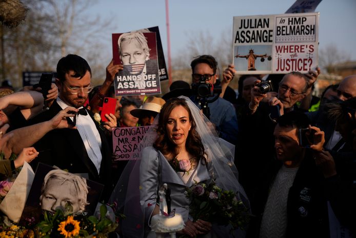 Stella Moris staat de pers te woord nadat ze in de gevangenis is getrouwd met Julian Assange