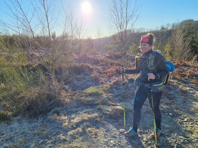 Monica Dekker in de natuur.