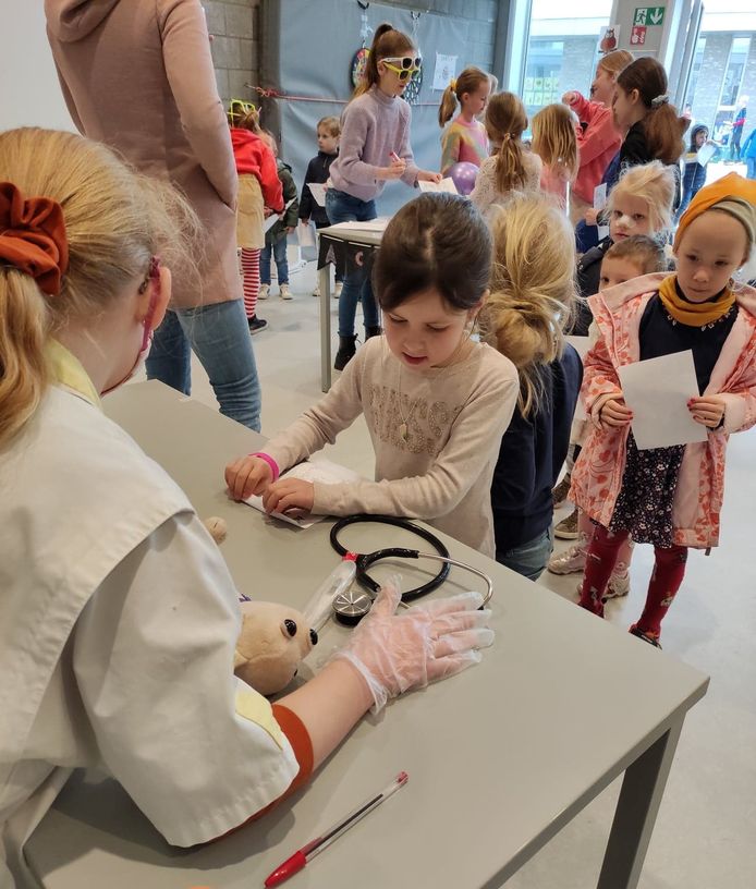 De Beroepenbeurs in basisschool Heilige Familie in Izegem.