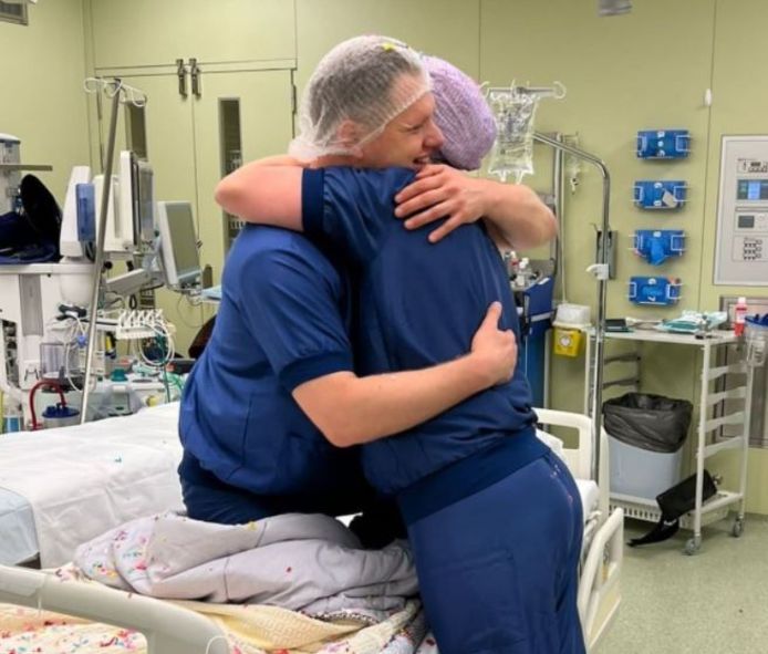 Anton en Anna vlak na het huwelijksaanzoek in de operatiekamer van het MST. De twee hebben elkaar leren kennen in het ziekenhuis, op eerste kerstdag ging Anton op de knieën voor Anna.