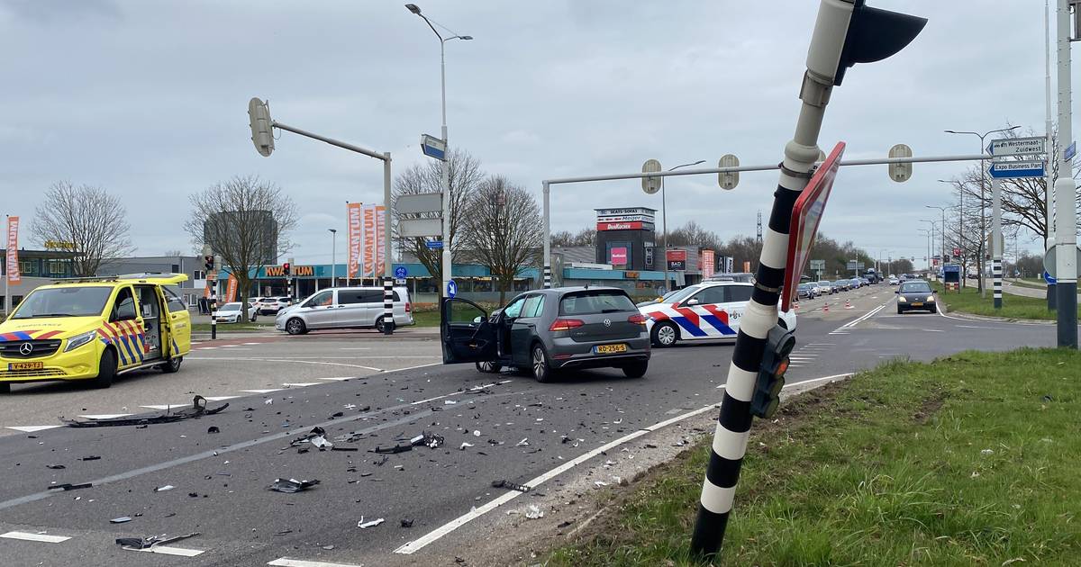Flinke klapper in Hengelo weg bezaaid met autoonderdelen Hengelo