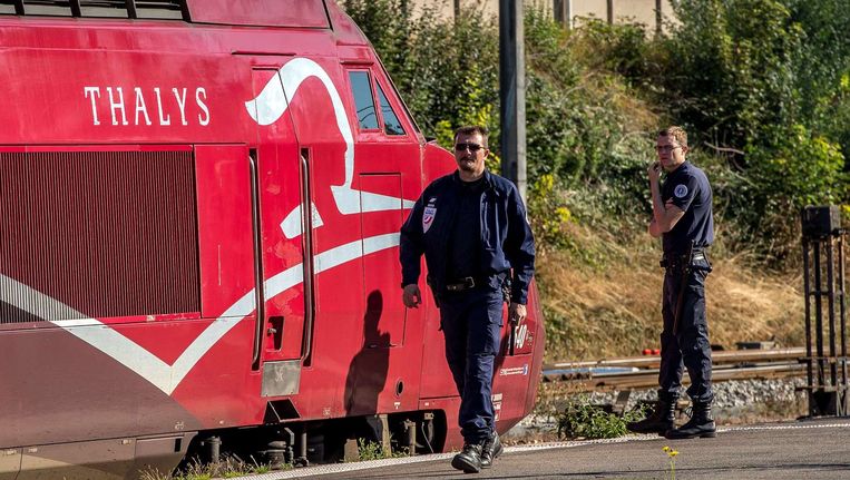 Een Franse politieagent loopt langs een Thalys-trein. Beeld anp