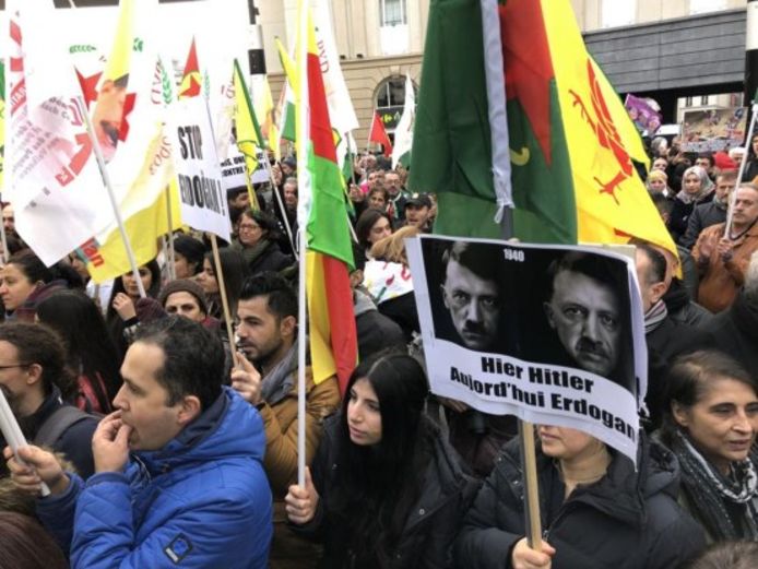 Koerden betogen aan het station Brussel-Centraal tegen president Erdogan