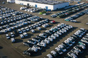 Een parkeerplaats vol met Volkswagen ID.3's, die vaak al op kenteken zijn gezet in december, maar pas in januari worden verkocht.