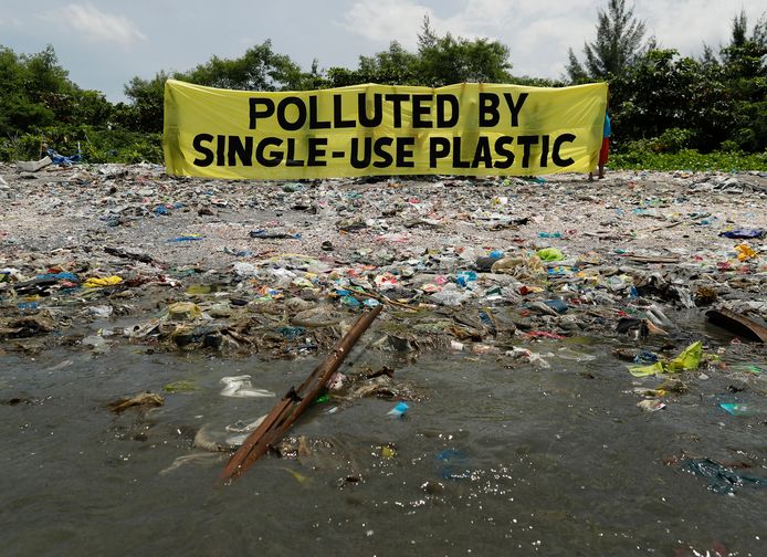 Plasticvervuiling aan de kustlijn van Freedom Island ten zuiden van Manila.