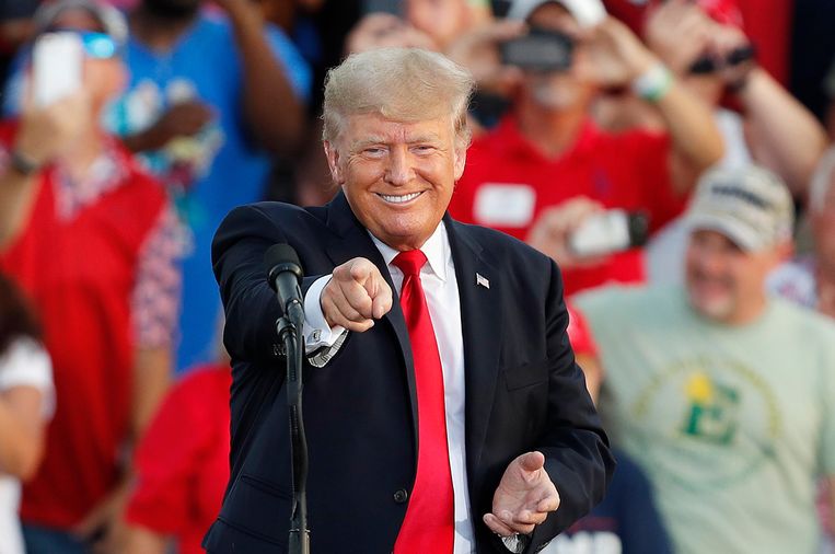Voormalig president van de Verenigde Staten Donald Trump tijdens zijn speech in Wellington (Ohio). Beeld EPA