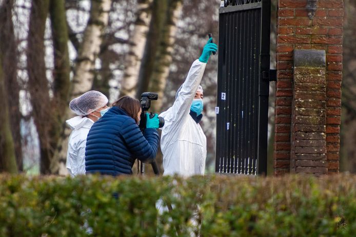 Op de Hofdijklaan in Oud Ade is in woning een dode gevonden na een melding van een woing overval. De omgeving is ruim afgezet en de politie doet groots onderzoek