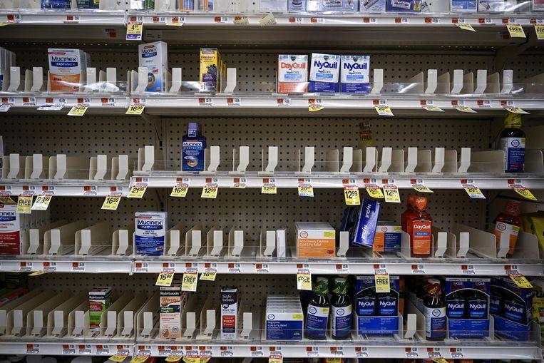 De rekken met (kinder)medicijnen zijn leger dan anders in New York. Ook griep en RSV doen de ronde.  Beeld Anadolu Agency via Getty Images