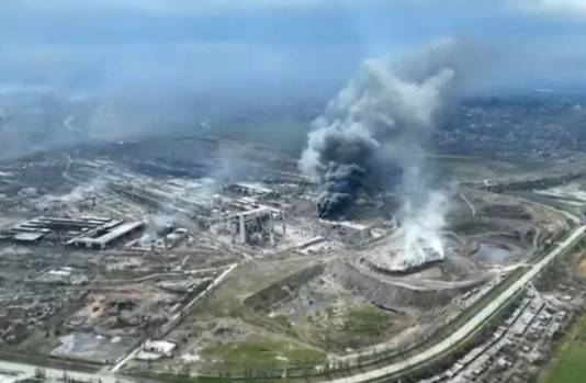 Archieffoto: rookwolken boven de grote staalfabriek Azovstal in Marioepol vorige week. 