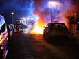 De auto op de Beukenlaan in Rozenburg staat in lichterlaaie.