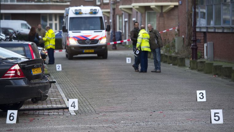 Politieonderzoek in de Schaepmanstraat in de Amsterdamse Staatsliedenbuurt, de dag nadat op verschillende plekken in de buurt geschoten werd. Beeld anp