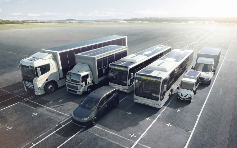 Sono-zonnepanelen op vrachtwagens, bussen en bestelauto’s hebben de toekomst. De zwarte auto vooraan, de Sion waar alles mee begon, gaat voorlopig de ijskast in. Beeld Sono Motors