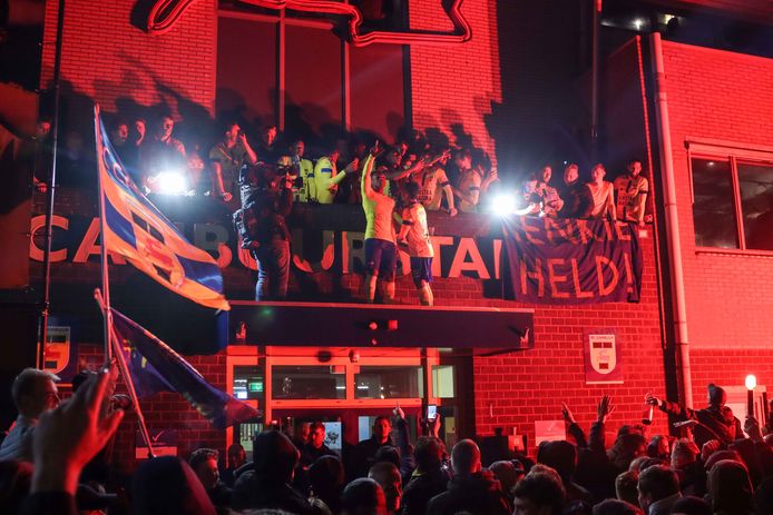 LEEUWARDEN - Na de winst van Cambuur is er groots feest gevierd. Het Cambuurplein stond vol met fans om de offizieuze promotie te vieren.