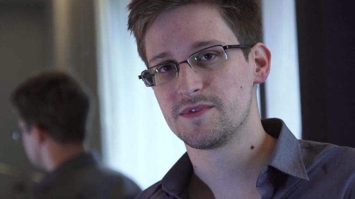 ,,Na jaren gescheiden van mijn ouders te hebben geleefd, willen mijn vrouw en ik niet hetzelfde voor ons kind”, deelt Snowden op Twitter.