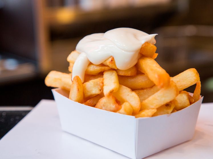 “Zo krijg je knapperige frietjes, met een zachte, puree-achtige vulling”: twee top-frituristen geven hun beste frituurtips prijs