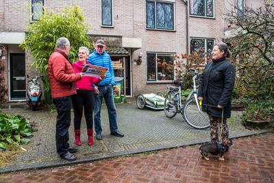 Buren overhandigen geldprijs aan nietsvermoedende Postcode Loterij-winnaars in Heveadorp