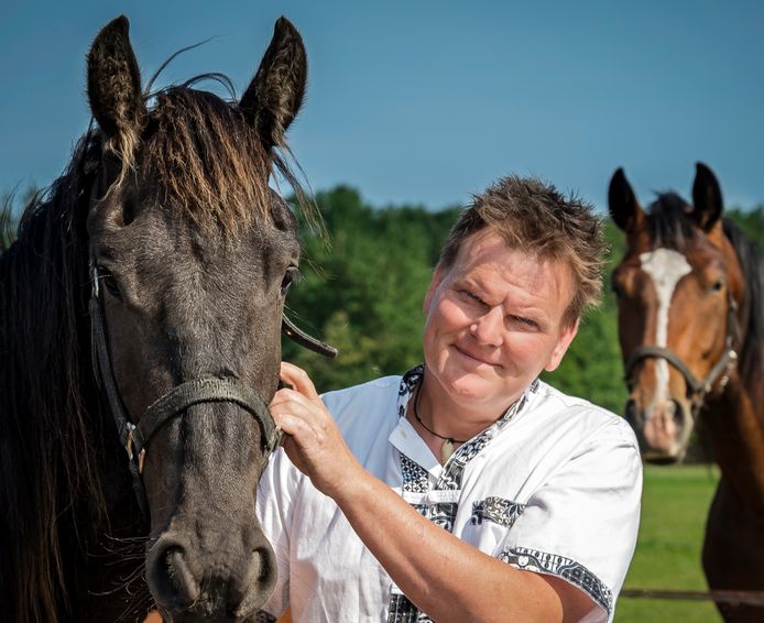 Henk ten Napel maakte begin deze eeuw met een burgerwacht jacht op de 'Beul van Twente'. Later onderhield hij een correspondentie met Rudolf K. om te begrijpen hoe deze tot zijn daden kwam.