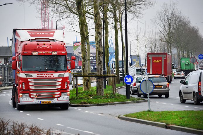 Het wemelt al de hele week van de vrachtwagens op de Merwedestraat.