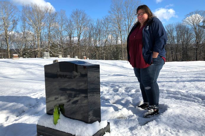 De Amerikaanse Deb Walker bezoekt het graf van haar dochter Brooke Goodwin in Chester, Vermont. Goodwin stierf in maart 2021 op 23-jarige leeftijd aan een fatale overdosis. Archiefbeeld.