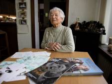 Tineke (93) stopt na halve eeuw collecteren voor de Dierenbescherming: ‘Alle dieren zitten in mijn hart’