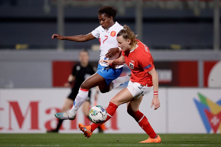 Lineth Beerensteyn leads the way for Orange against Austria