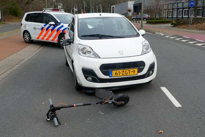 Elektrische stept belandt onder auto. Hij reed op de openbare weg en dat mag met dit type tweewieler niet.