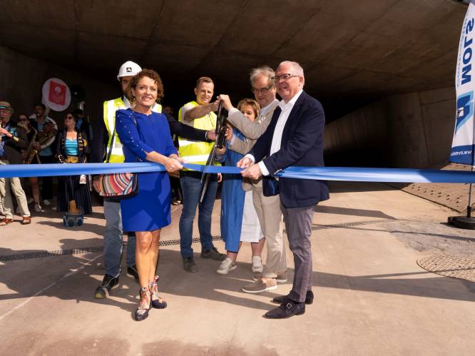 Nieuwe fietstunnel onder Turnhoutsebaan in Deurne geopend