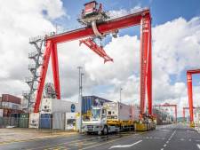 Lineage Logistics Vlissingen test zelfrijdend voertuig: zonder handen aan het stuur rijdt de terminaltrekker keurig naar de losplaats