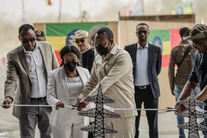 De premier van Ethiopië (M) knipt het lint door tijdens de openingsceremonie.
