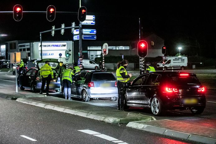 De politie heeft vrijdag een verkeerscontrole op verschillende plaatsen in Dieren, Spankeren en Laag-Soeren gehouden omdat er veel wordt ingebroken.